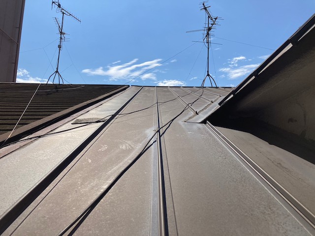 東大阪市葺き替え・板金工事の作業風景・スレート+板金屋根をガルバリウムへ